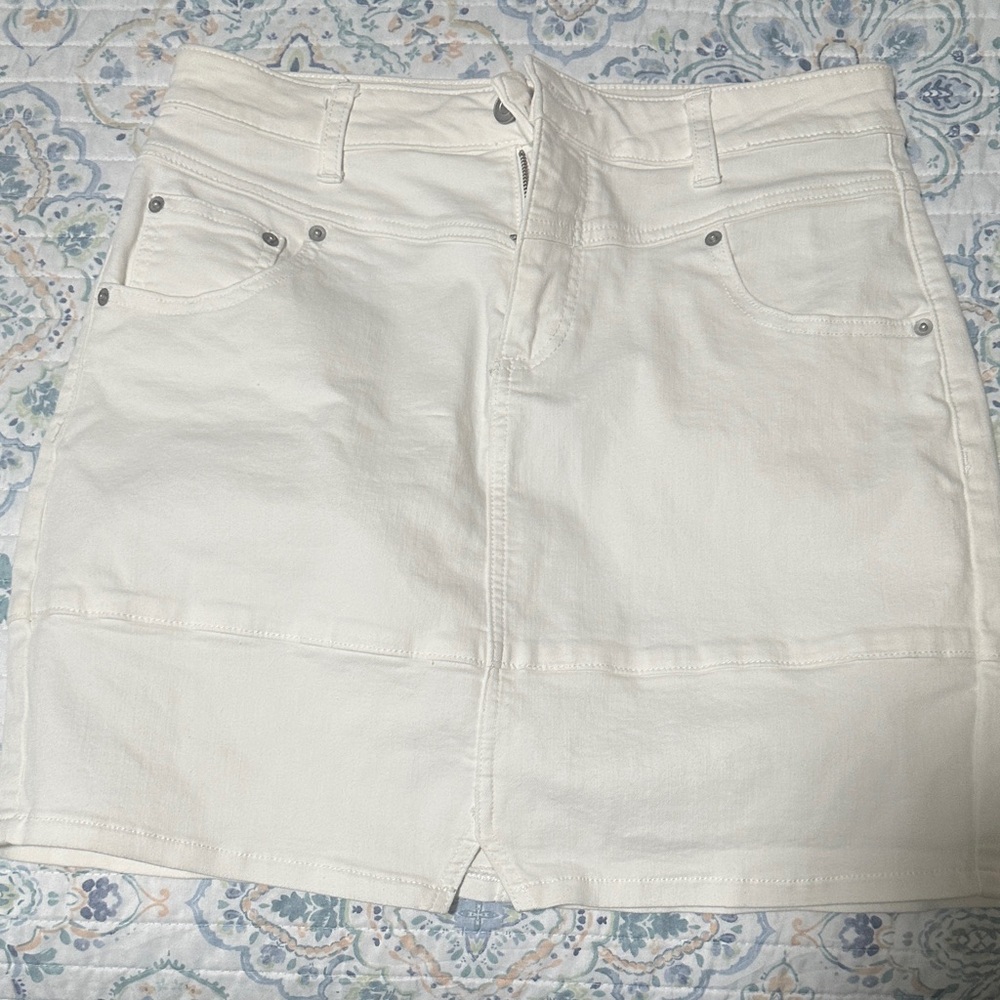 Chelsea & Violet Off-White Denim Skirt